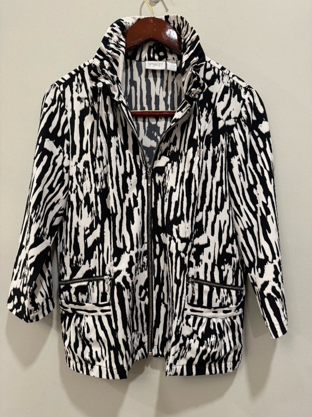 Chico's Zenergy Black & Off-White Zebra/Ikat Printed Zip Jacket Womens Size 1